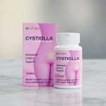Revisión de Cystiolla: Frasco de Cystiolla rodeado de ingredientes naturales como arándanos y semillas de pomelo para la salud de la vejiga.