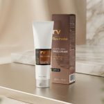 Recensione Revinelle: Flacone di Revinelle concentrato lifting accanto a ingredienti naturali come olio di argan e mandorle.