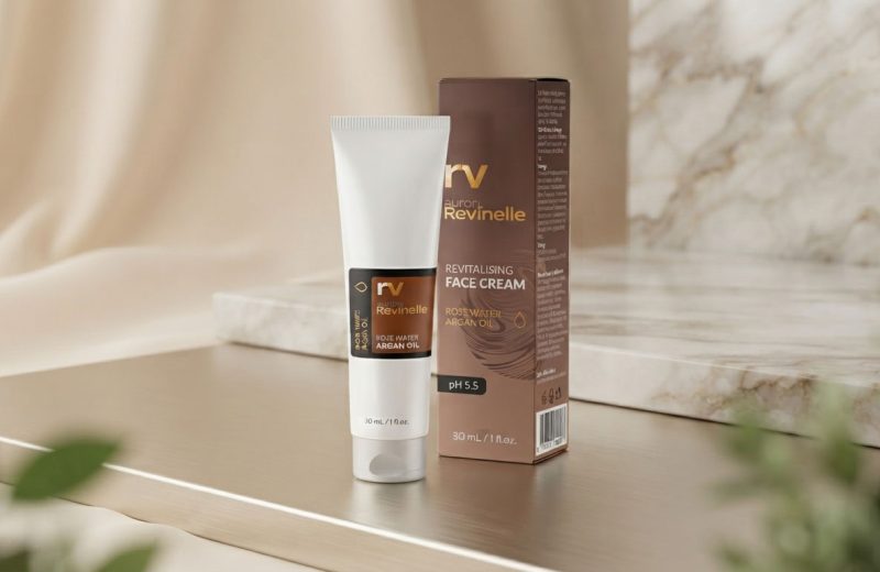 Recensione Revinelle: Flacone di Revinelle concentrato lifting accanto a ingredienti naturali come olio di argan e mandorle.