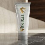 Venisal Gel Review: Venisal gel za vene prikazan pored lekovitog bilja za bolju cirkulaciju