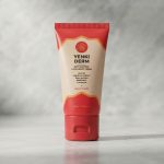 Yenki Derm Review: Un frasco de crema Yenki Derm rodeado de ingredientes naturales como cúrcuma y flores de manzanilla.